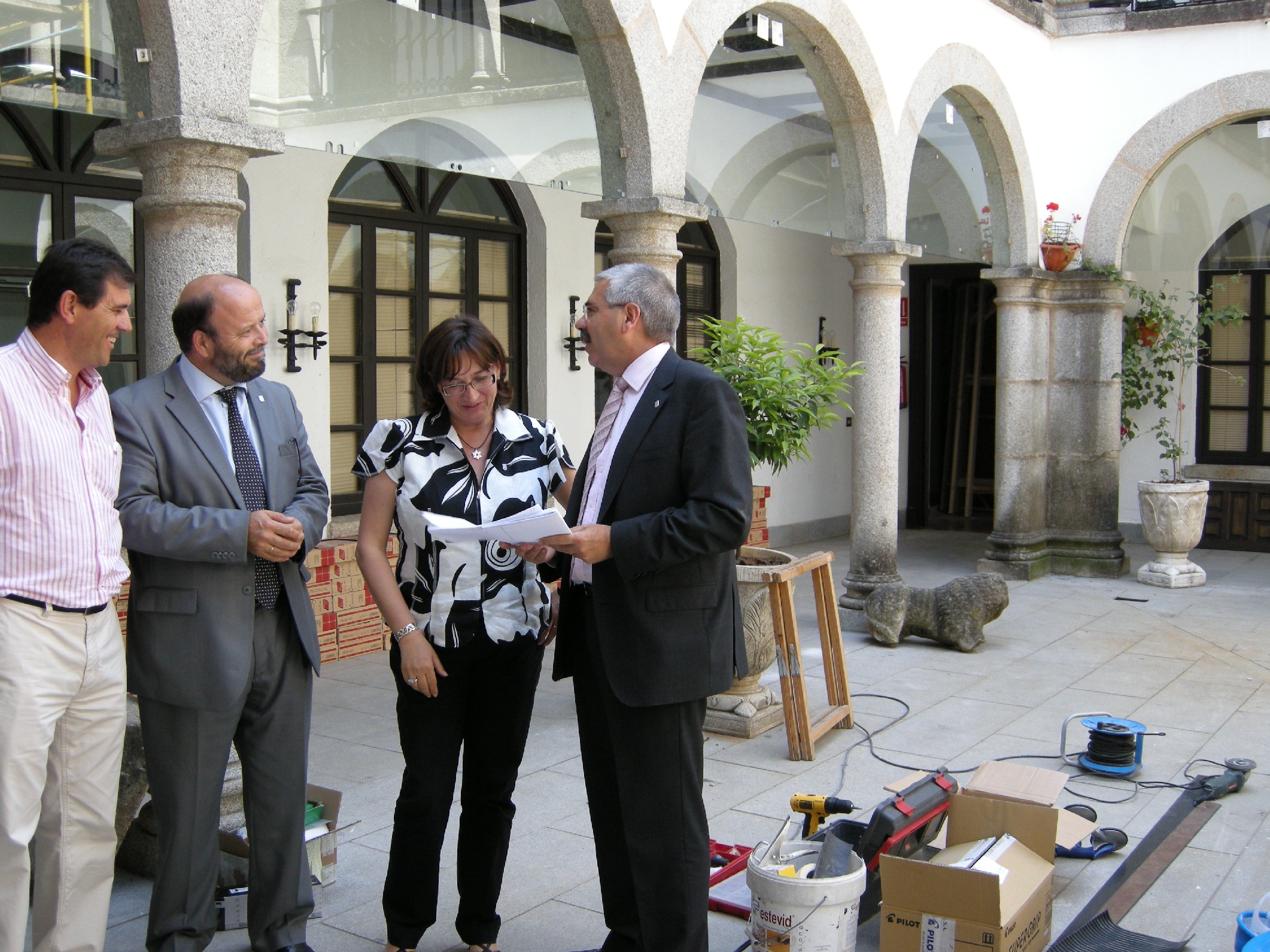 La Delegada del Gobierno, el Subdelegado en Cáceres y el Alcalde visitando las obras de reforma del Ayuntamiento incluidas en el Plan E