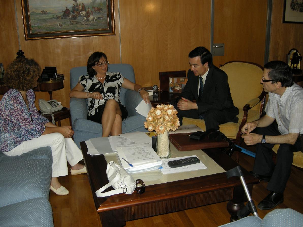 Un momento de la reunión mantenida entre la Delegada del Gobierno y los responsables de COCEMFE Extremadura