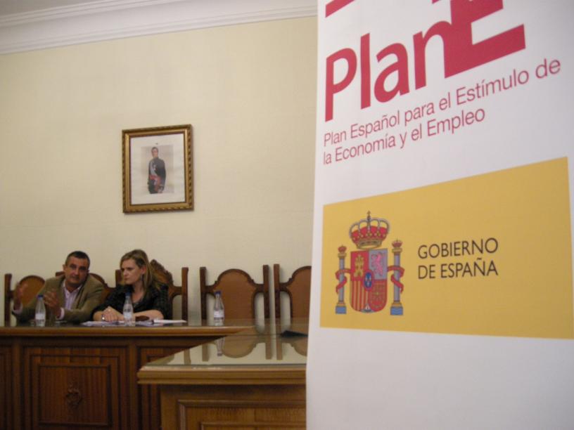 El alcalde de San Vicente de Alcántara y la subdelegada del Gobierno en Badajoz informaron a las asociaciones de la localidad sobre las inversiones del Gobierno de España en la localidad