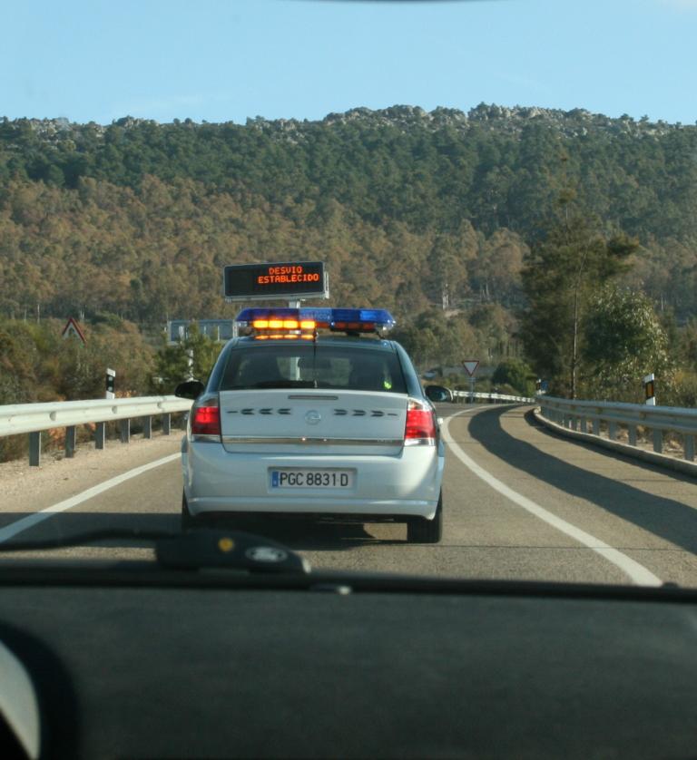 Un vehículo de la Guardia Civil de Tráfico circula por las carreteras de Extremadura