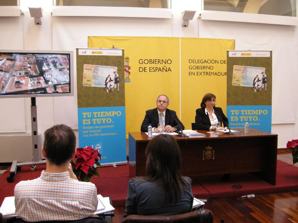 Un momento de la rueda de prensa de presentación de la campaña de uso del DNI-e