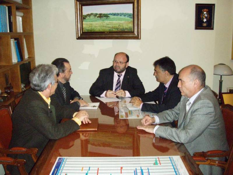 El Subdelegado del Gobierno en Cáceres, Fernando Solís, se reúne con APILCA