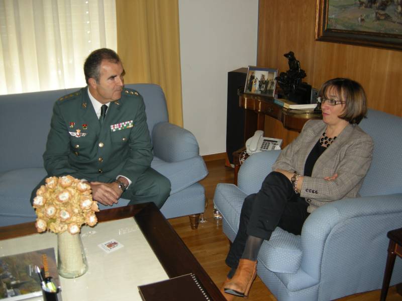 La Delegada del Gobierno en Extremadura, Carmen Pereira, recibe al coronel Manuel Contreras  
