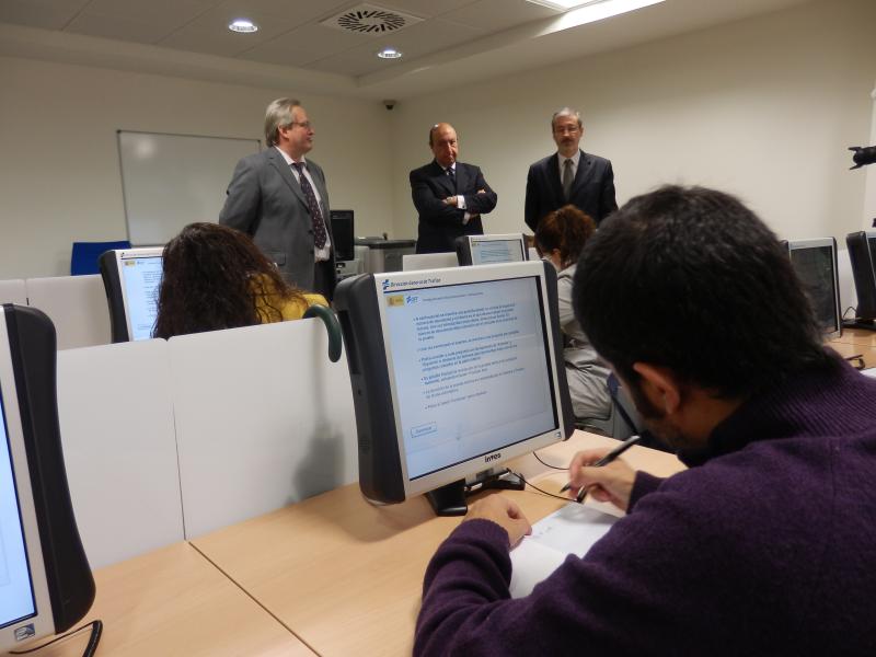 El Delegado del Gobierno en Extremadura, Germán López Iglesias, presenta los exámenes de conducir teóricos por ordenador
