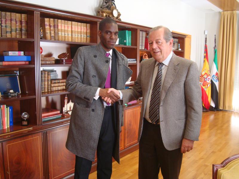 El Delegado del Gobierno en Extremadura, Alejandro Ramírez del Molino, recibe al <br/>3º secretario responsable de la Sección Consular de la Embajada de Angola<br/>