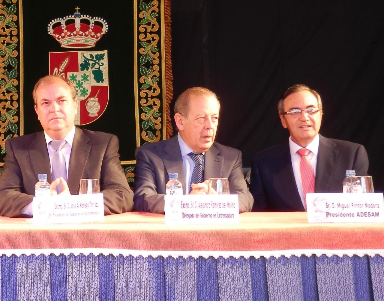 El Delegado del Gobierno en Extremadura, Alejandro Ramírez del Molino, visita la 
IV Feria ‘El Caldero’ de Santa Marta
