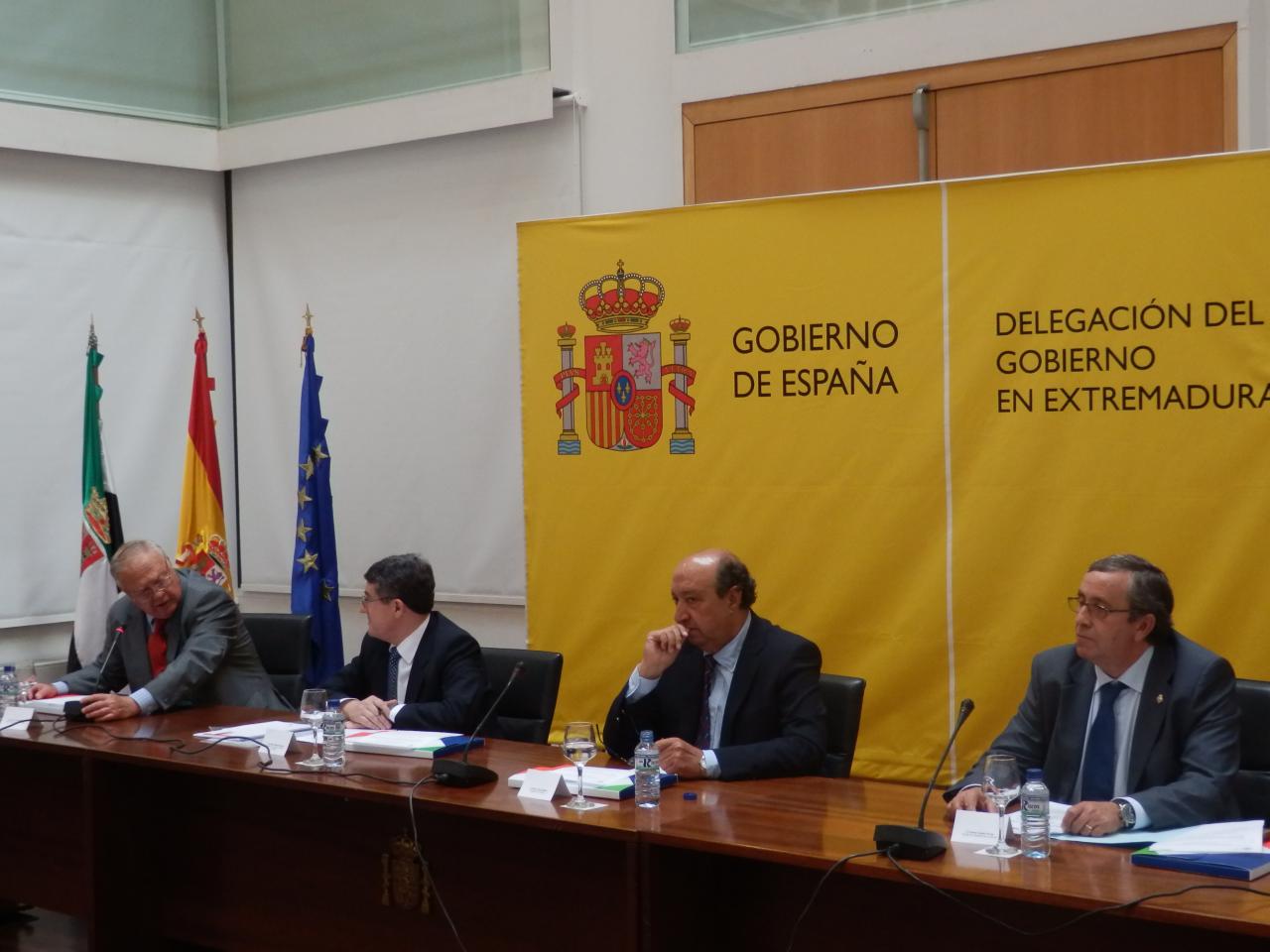 El Delegado del Gobierno en Extremadura, Germán López Iglesias, presenta los décimos de la Lotería de Navidad