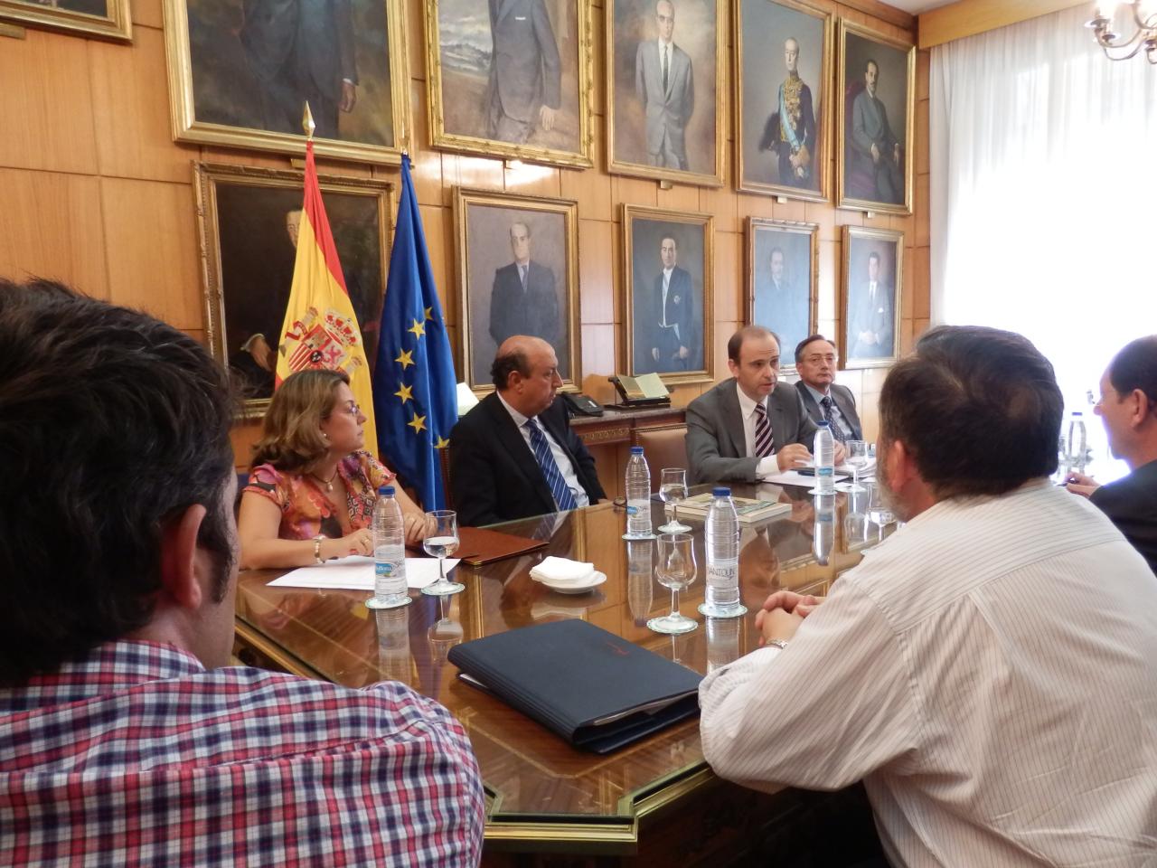 El Delegado el Gobierno en Extremadura y el director general de la Inspección de Trabajo del Ministerio de Empleo impulsarán la adaptación de medidas de seguridad en la saca del corcho