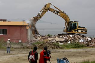 La Demarcación de Costas en Galicia inicia hoy la demolición de construcciones en la primera línea de la playa de Ber, en Pontedeume (A Coruña)