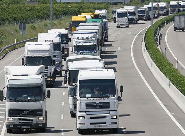 HUELGA DE TRANSPORTE. El Gobierno sigue negociando con el sector del transporte y pone los medios para garantizar los derechos de los ciudadanos