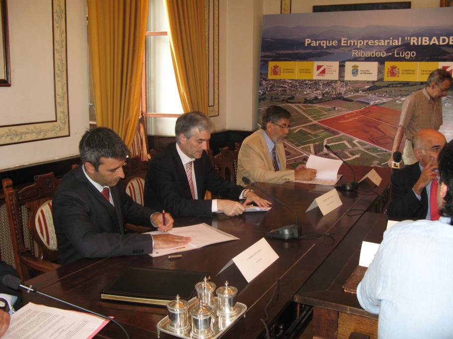 El Ministerio de Vivienda firma con la Xunta de Galicia y el Concello de Ribadeo un acuerdo para construir una subestación eléctrica en la actuación “Industrial Ribadeo”