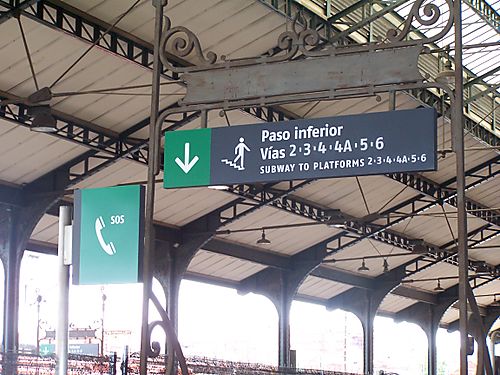 Adif renueva la señalización interior y exterior de las estaciones y apeaderos del trayecto Ourense-Puebla de Sanabria-Zamora-Medina