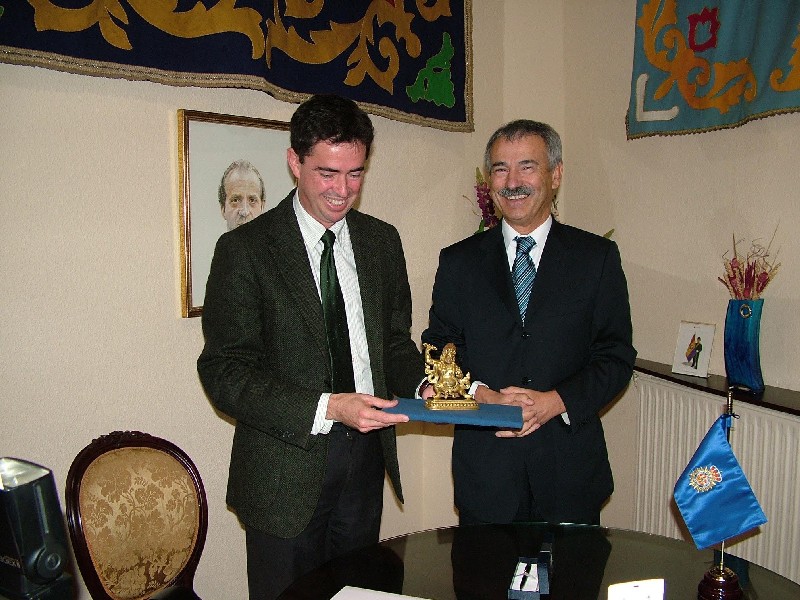el delegado del Gobierno hace entrega de la estatuilla al director del Kiosko Alfonso