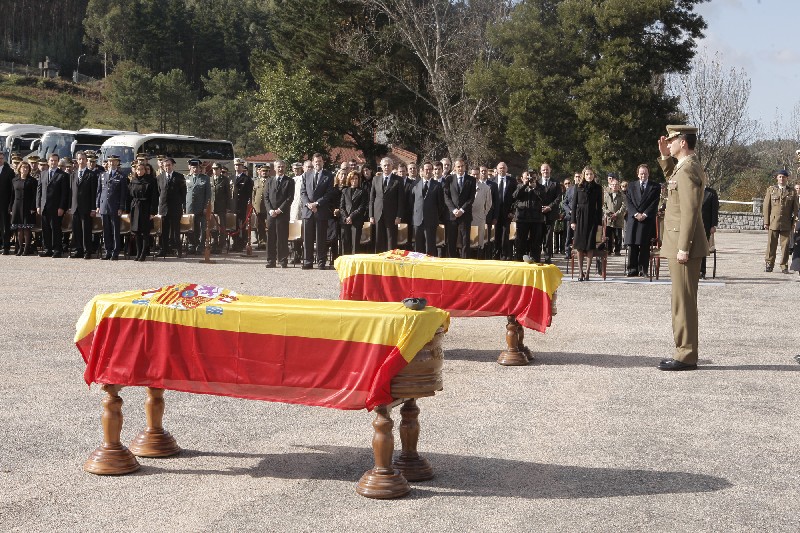 SAR El Principe de Asturias imponiendo la cruz del mérito militar a los fallecidos