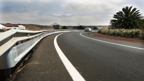Fomento invierte 1,8 millones en obras para la protección de motoristas en varias carreteras de A Coruña