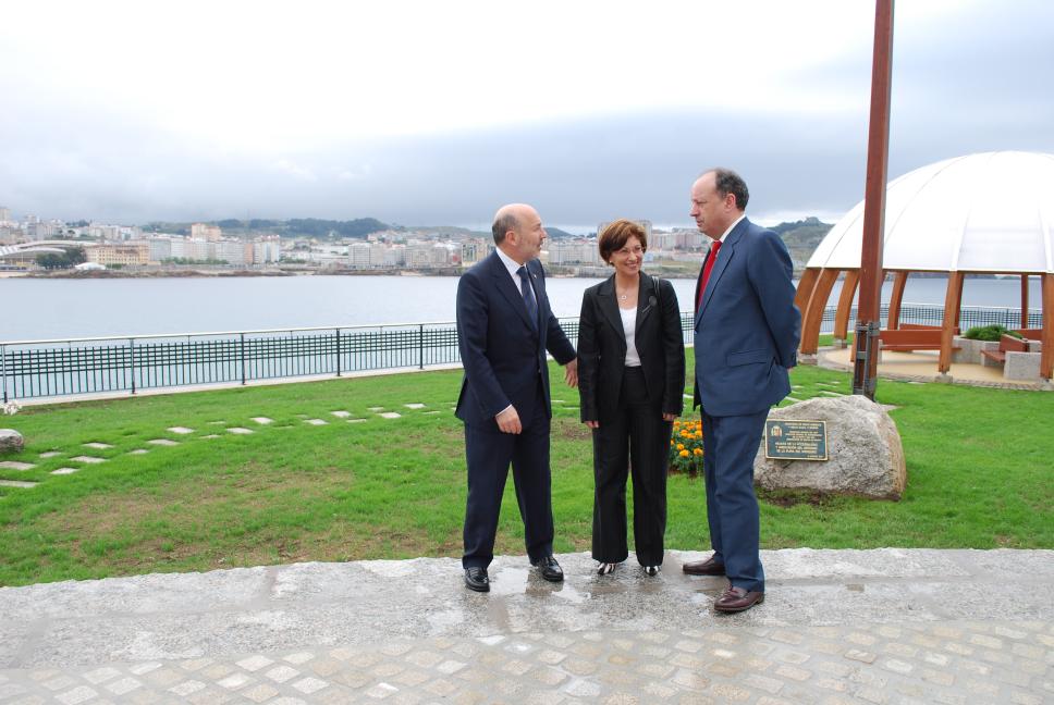 Elena Espinosa ha inaugurado las obras para mejorar la accesibilidad y el acondicionamiento de la playa del Matadero, en A Coruña