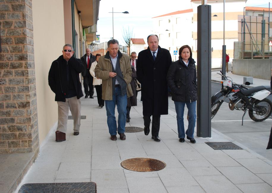 Antón Louro anima a las autoridades municipales de Arzúa a presentar cuanto antes los proyectos que podrán financiar con los 701.000 euros que le han sido asignados en el nuevo Fondo Estatal para el Empleo y la Sostenibilidad Local