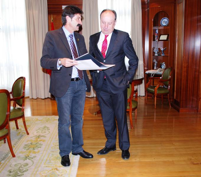 Reunión del delegado del Gobierno en Galicia con el alcalde de Dumbría
