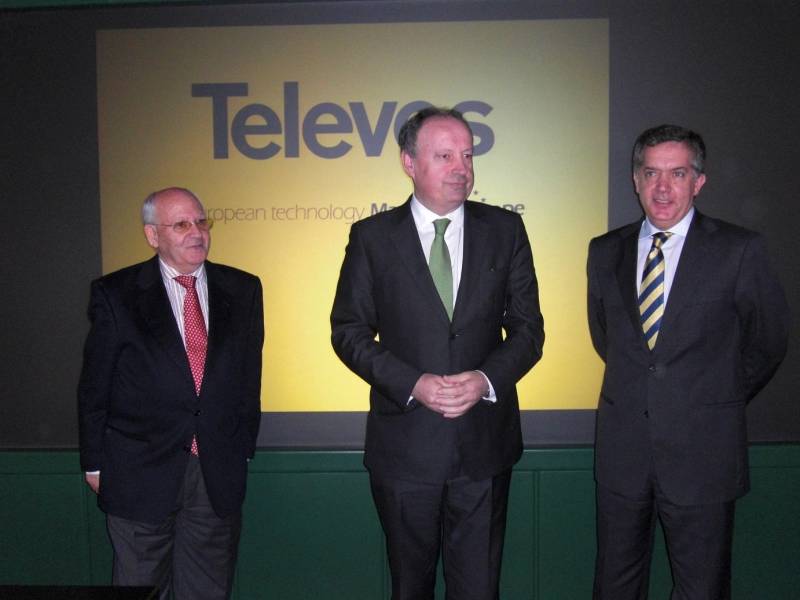El delegado del Gobierno visita la sede de la empresa Televés en la semana decisiva de transición a la televisión digital