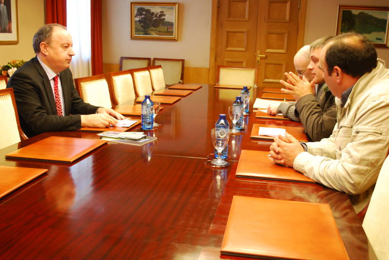 Reunión del delegado del Gobierno en Galicia con el alcalde de San Sadurniño
