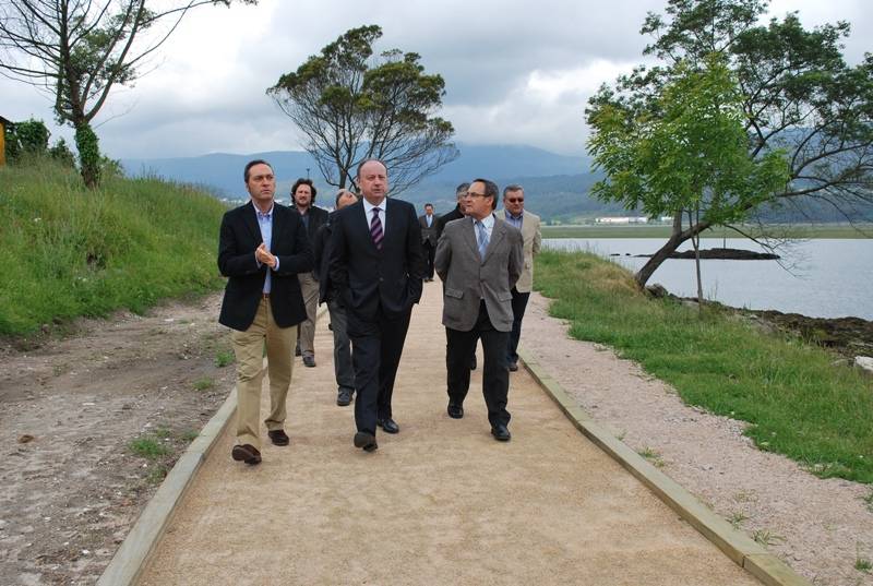 El delegado del Gobierno en Galicia destaca la inversión de 125.000 euros realizada por el Ministerio de Medio Ambiente en el acondicionamiento de una senda litoral en Arcade (Soutomaior)   
