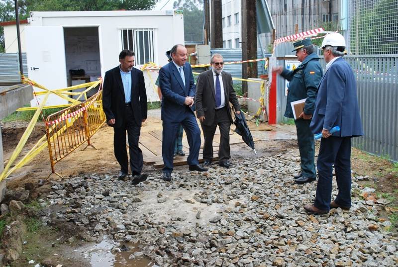 Antón Louro anuncia que la construcción del nuevo acuartelamiento de la Guardia Civil de Santa Comba, financiada por el Ministerio del Interior a través del Plan E, estará terminada a finales de agosto