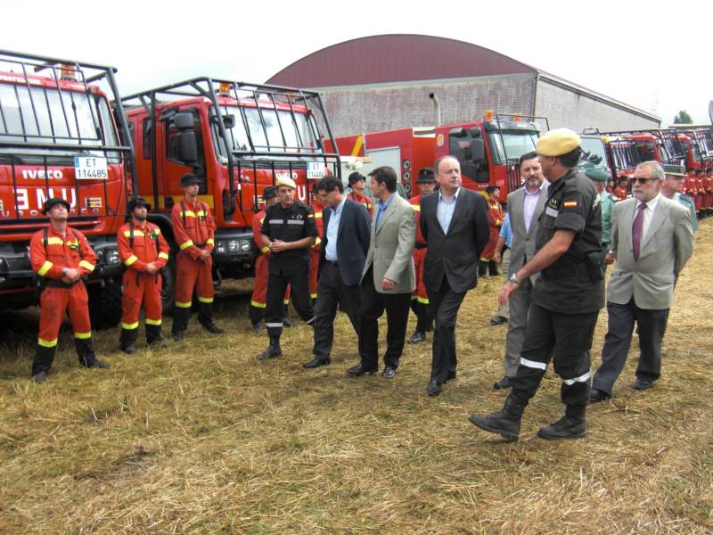 El delegado del Gobierno visitó hoy a los militares de la UME que trabajan desde el pasado domingo en la lucha contra incendios en la provincia de A Coruña