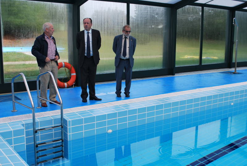 El delegado, acompañado por el subdelegado y el alcalde, visitó las instalaciones de la piscina municipal