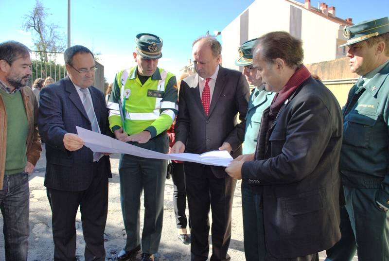 El delegado del Gobierno revisando los planos del nuevo edificio de la Agrupación de Tráfico de Lalín