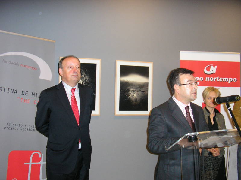 O delegado inaugurou a exposición de fotografías da gañadora do certame Fototraballo 2009