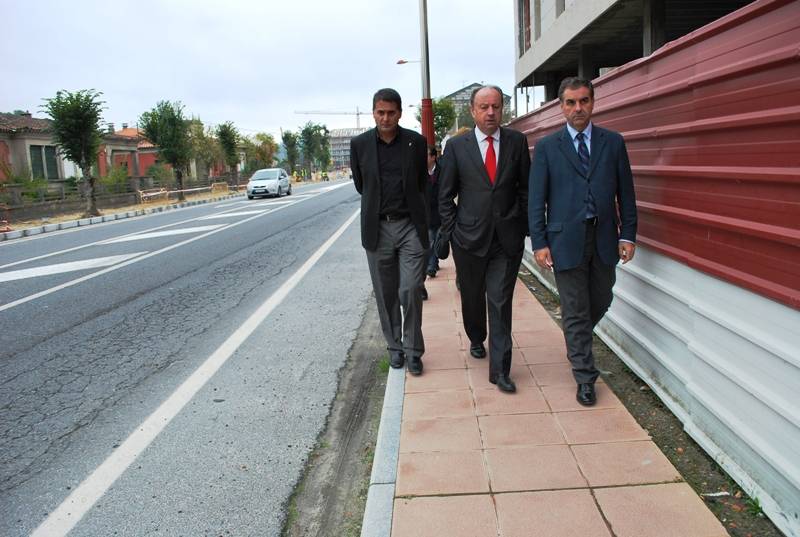 Antón Louro recorrió la travesía acompañado por el alcalde y el jefe de la Demarcación de Carreteras del Estado, entre otras autoridades  