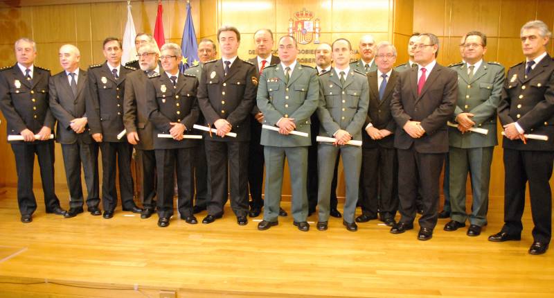 El delegado del Gobierno preside la entrega de condecoraciones de la Orden de Isabel la Católica y del Mérito Civil a doce miembros de la seguridad del Estado en Galicia 