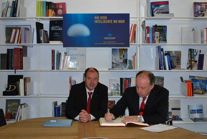 El delegado del Gobierno firmó en el libro de honor de la Universidade de Vigo en presencia de Salustiano Mato