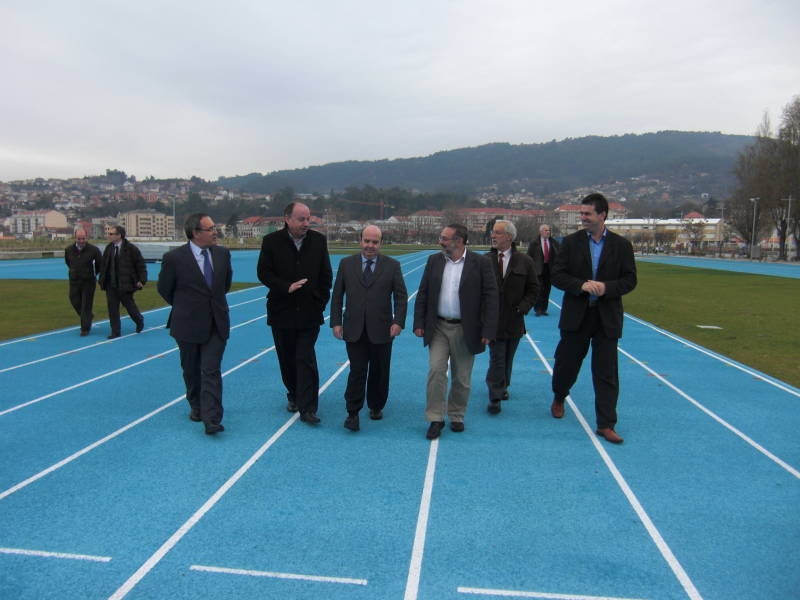Las autoridades visitaron la construcción de unas pistas de atletismo en Moaña