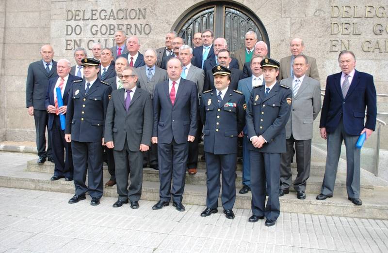El delegado del Gobierno reconoce el compromiso de la Policía Nacional con la seguridad de las ciudades gallegas en el acto de homenaje a agentes jubilados