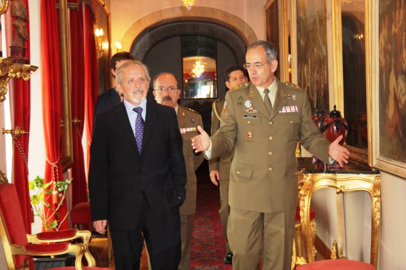 El delegado del Gobierno en Galicia realizó una visita al Cuartel General de la Fuerza Logística Operativa