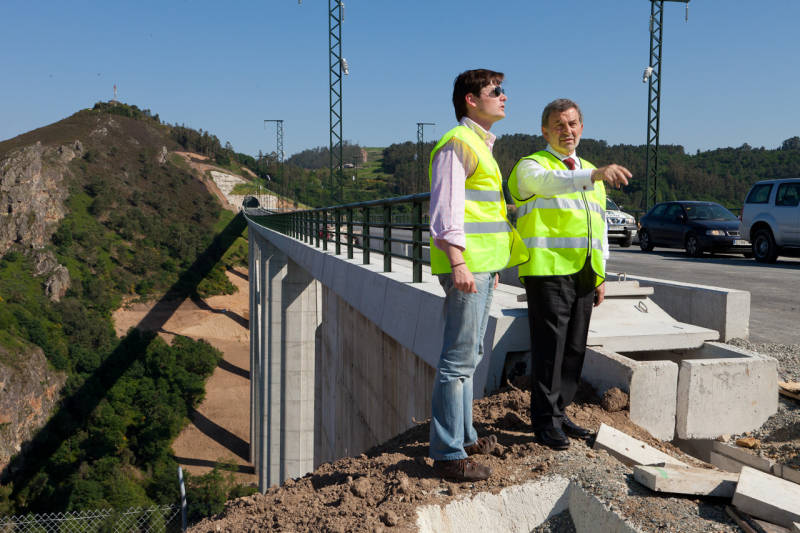 El presidente de Adif visita las obras del viaducto sobre el río Ulla y el entorno de la mina de Serrabal