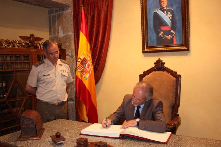El delegado del gobierno en Galicia visita el Cuartel General de la Fuerza Logística Operativa