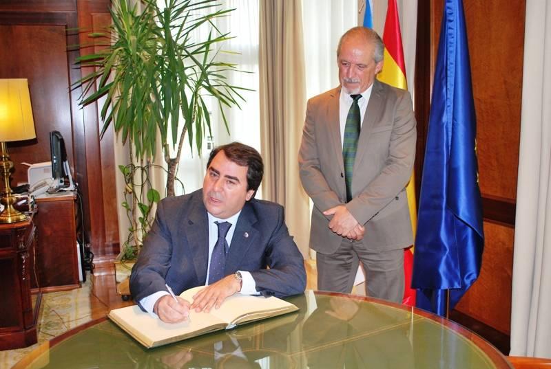 El delegado del Gobierno recibe al alcalde de A Coruña
