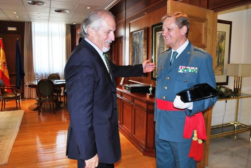 Audiencia del delegado del Gobierno en Galicia con el nuevo general jefe de la Zona de la Guardia Civil de Galicia
