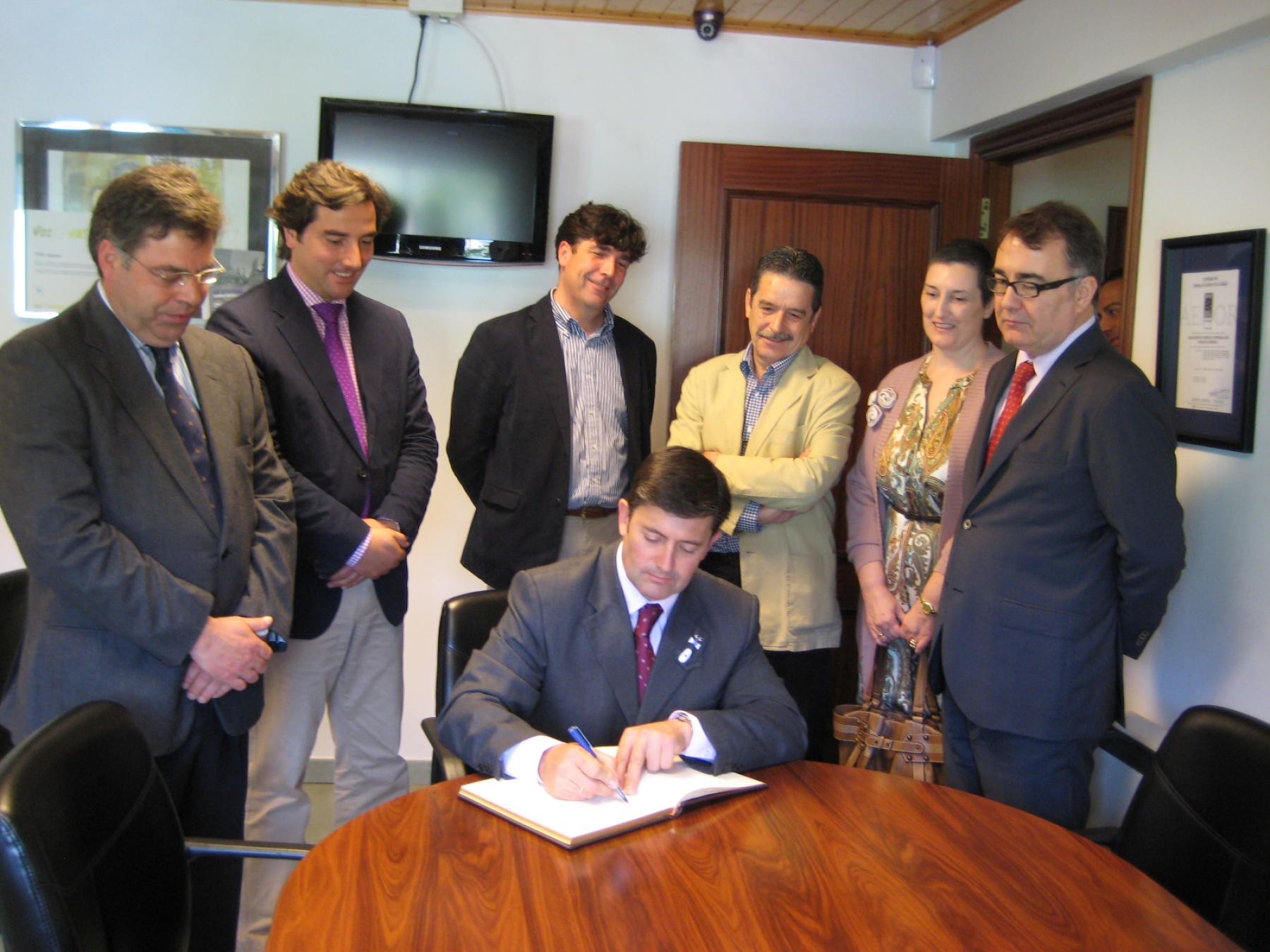 El delegado del Gobierno en su visita a Aspace-Coruña