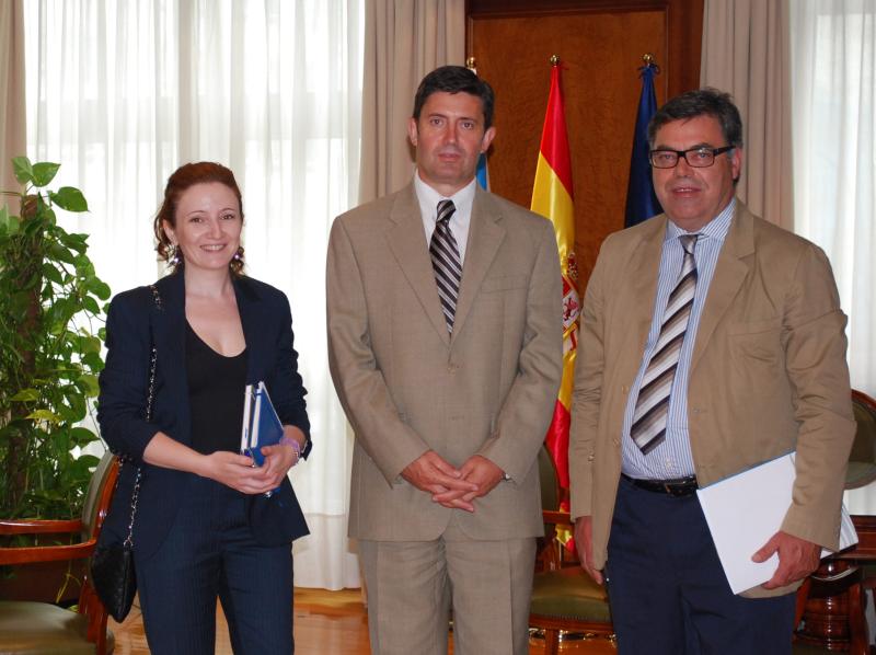 El delegado del Gobierno con la directiva de ASPACE Galicia