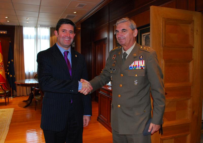 El delegado del Gobierno saluda al general Alonso Miranda