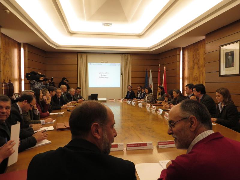 Imagen de la reunión del grupo técnico de coordinación entre las distintas administraciones y operadores económicos en el tráfico comercial de la terminal olívica