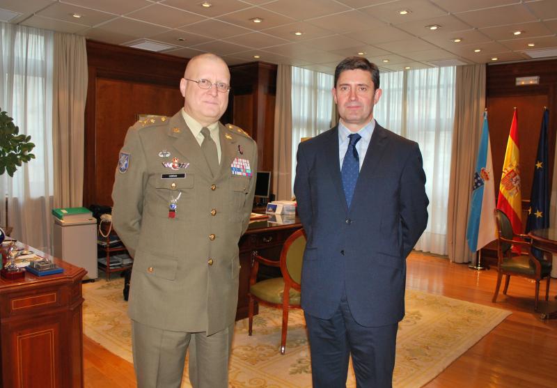 El delegado del Gobierno recibe al nuevo jefe de la Brilat Galicia  general de brigada Luis Cebrián Carbonell 