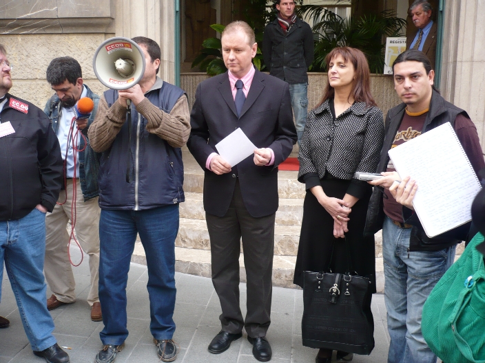 Fotografía de Socias con el Comité de huelga al salir de la reunión