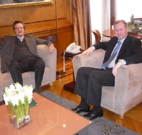 Fotografía del encuentro entre Socias y el Cónsul Argentino