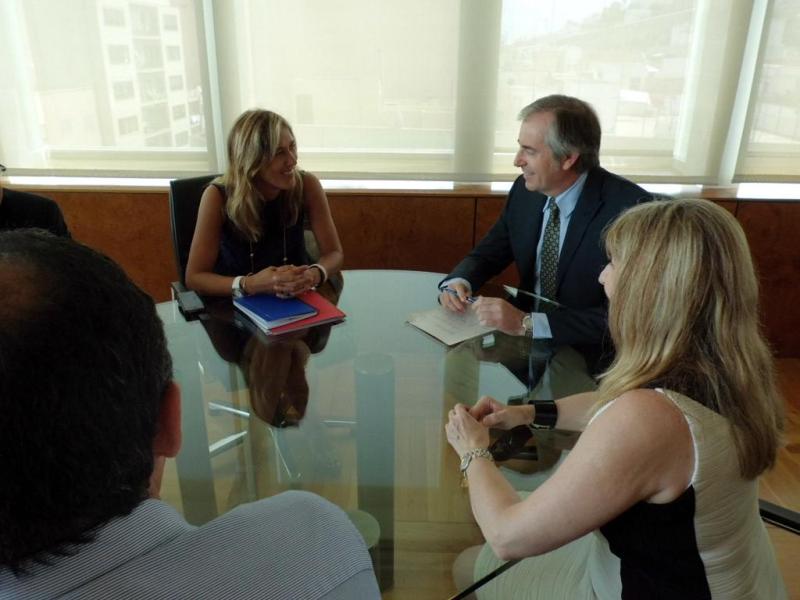 La delegada Teresa Palmer con el presidente ibicenco Vicent Serra