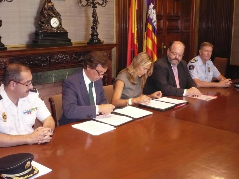 Palmer e Isern firman un acuerdo que mejorará la coordinadión y el intercambio de información entre la Policía Nacional y la Policía Local de Palma