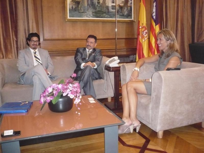 Vicecónsul y cónsul de Ecuador, junto a Teresa Palmer